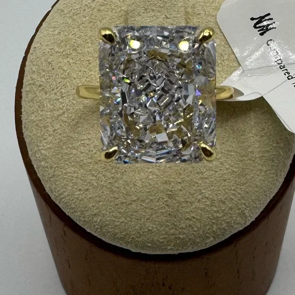 18k 7ct Radiant Cut Ring - Picture 7 of 10